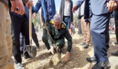 فرمانده سپاه ولی‌عصر(عج) خوزستان به مناسبت هفته منابع طبیعی سه اصله نهال را  غرس کرد