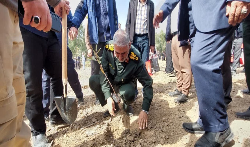 فرمانده سپاه ولی‌عصر(عج) خوزستان به مناسبت هفته منابع طبیعی سه اصله نهال را  غرس کرد