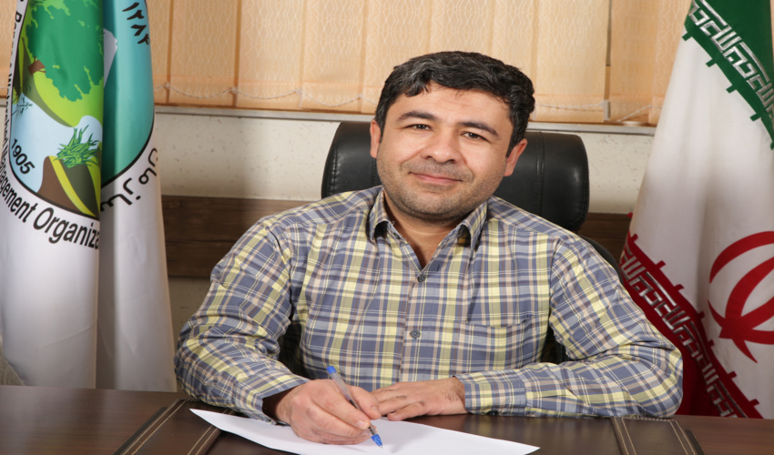 غبار روبی مزار شهدا با حضور کارمندان اداره کل منابع طبیعی