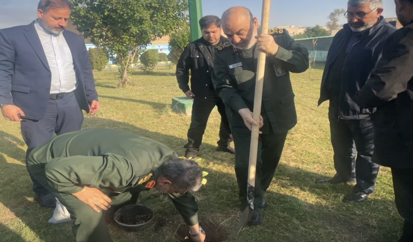 سردار سرلشکر سلامی روز دانشجو را با کاشت برهان گلی ، گل آذین کرد 