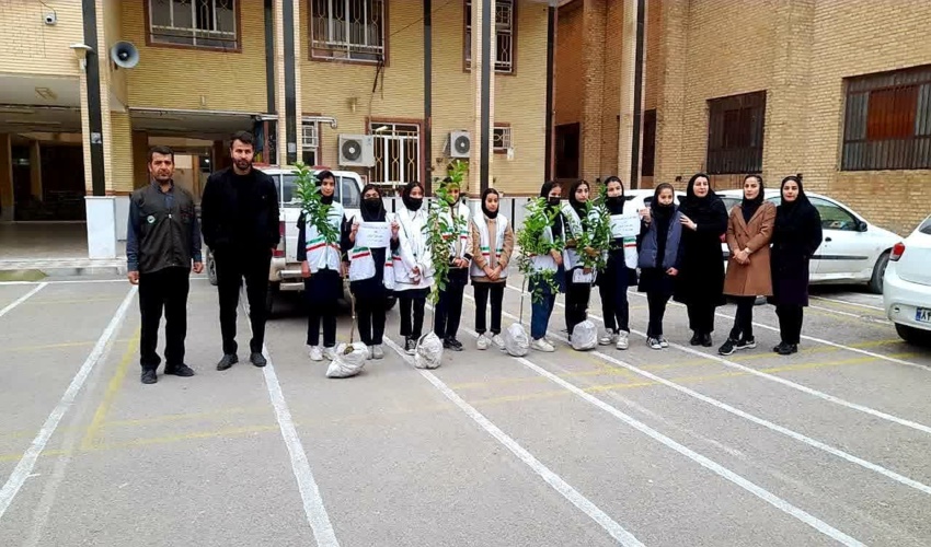 آموزش کاشت نهال به دانش‌آموزان شهرستان ایذه انجام شد