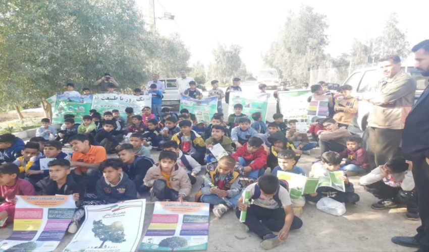 آموزش کاشت نهال به دانش آموزان  مناطق چهارگانه اهواز و باوی انجام شد