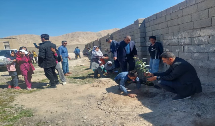 طرح نهال کاری شهیدعنایت الله مرادی در باغملک برگزار شد